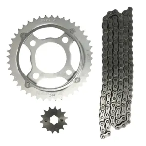 Detalhe da coroa e do pinhão do KIT TRANSMISSÃO NAKATA TM10125 para motos Honda 125.