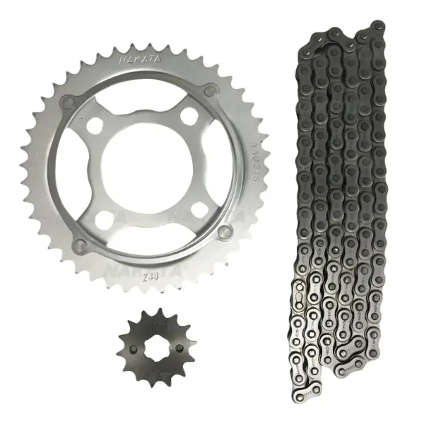 Detalhe da coroa e do pinhão do KIT TRANSMISSÃO NAKATA TM10125 para motos Honda 125.